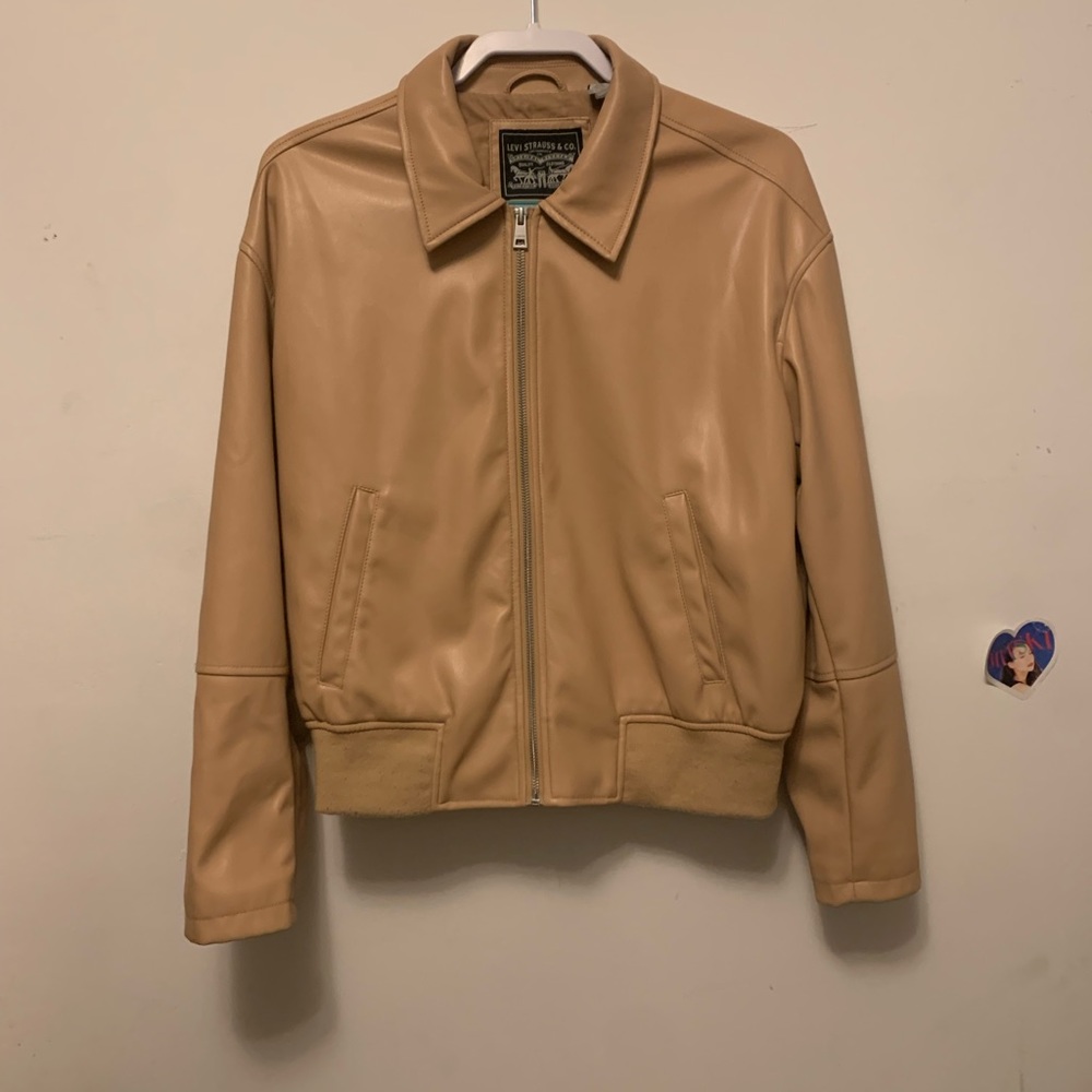 amazing condition tan leather jacket from levi's, so versatile!
